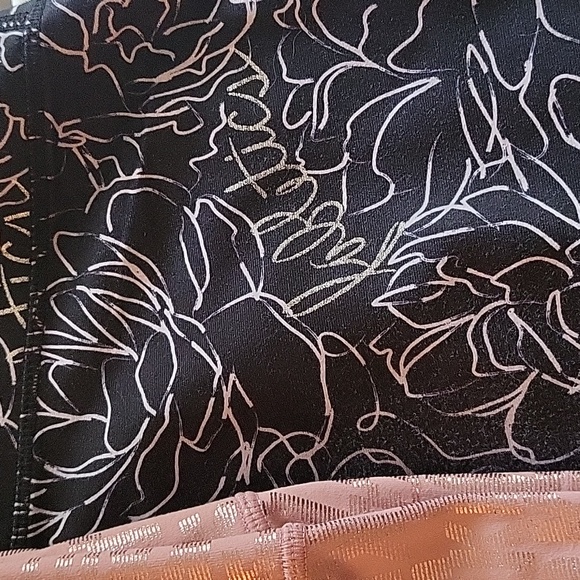 Fabletics-Rose colored NWT size M,Black/silver flowers and logo-barely worn-XS - Picture 5 of 6